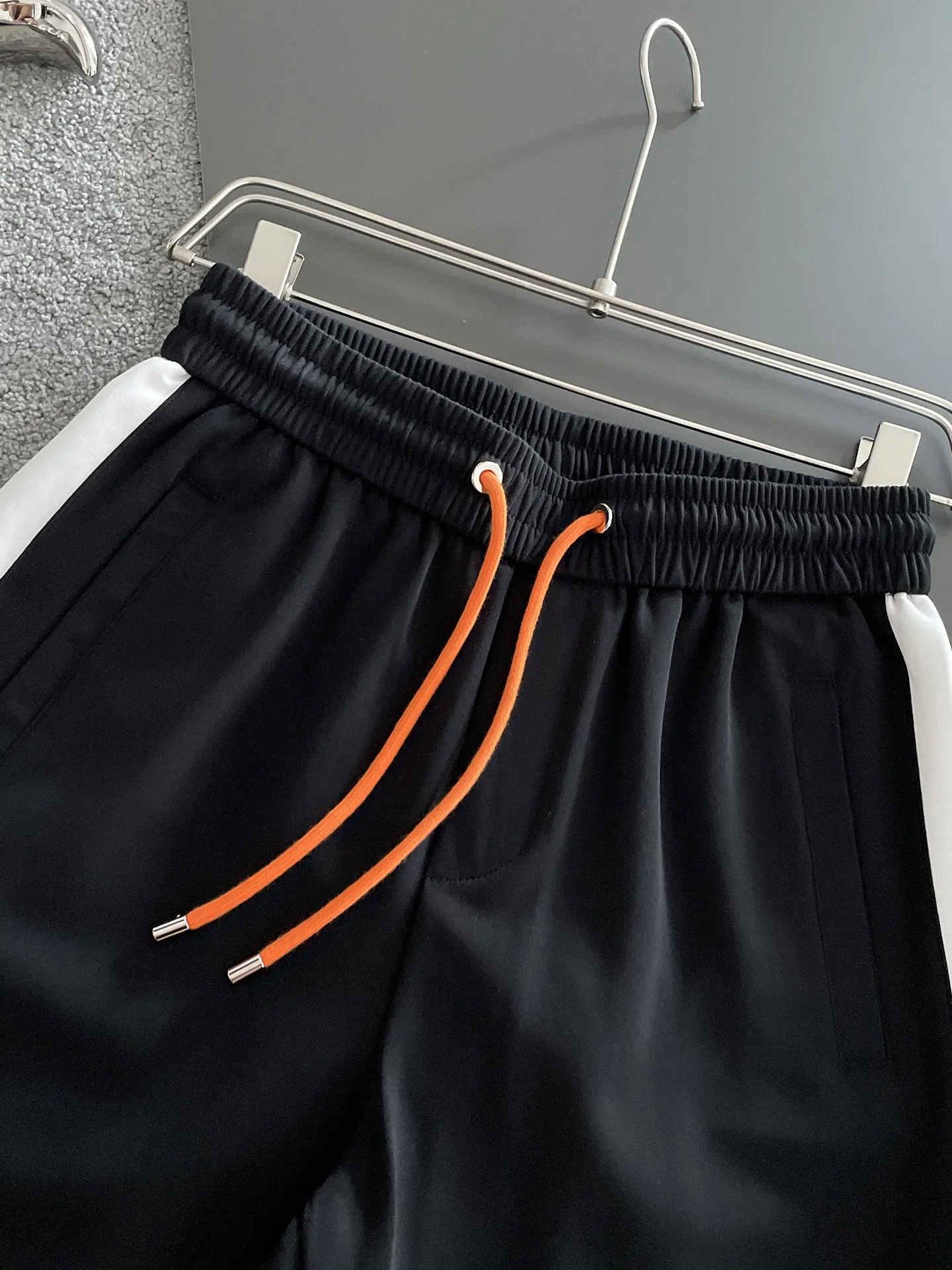 Hermès three-standard complete 2026 summer New Arrival men's casual shorts, advanced custom-made Breathable fabric, Breathable fabric, extremely stretchy and comfortable, impeccable details, top-grade accessories, original logo design concept, delicate and soft feel! The upper body fit is awesome! Size: M-XXXL Please state your height and weight when ordering